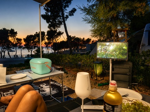 Thomson 27FE7M45 portable TV under motorhome awning